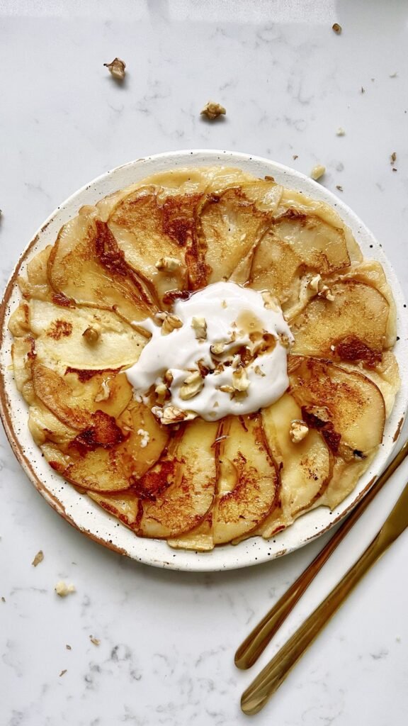 A healthy twist on the classic French dessert! This plant-based, protein-packed tarte tatin features caramelised pears with a fluffy pancake-like batter—perfect for breakfast, dessert, or a post-workout snack.
