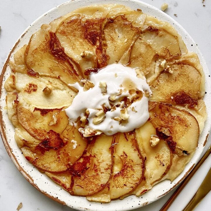 A healthy twist on the classic French dessert! This plant-based, protein-packed tarte tatin features caramelised pears with a fluffy pancake-like batter—perfect for breakfast, dessert, or a post-workout snack.