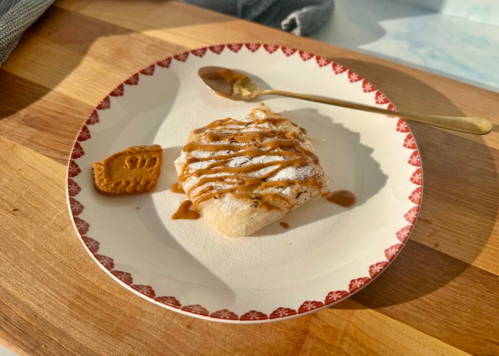 Crispy Rice Biscoff Cheesecake – un postre rápido y crujiente con una capa dorada de papel de arroz y un cremoso relleno de Biscoff y queso cottage, perfecto para disfrutar en minutos.