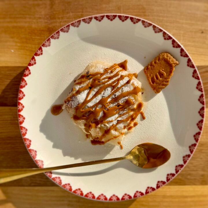Crispy Rice Biscoff Cheesecake – un postre rápido y crujiente con una capa dorada de papel de arroz y un cremoso relleno de Biscoff y queso cottage, perfecto para disfrutar en minutos.