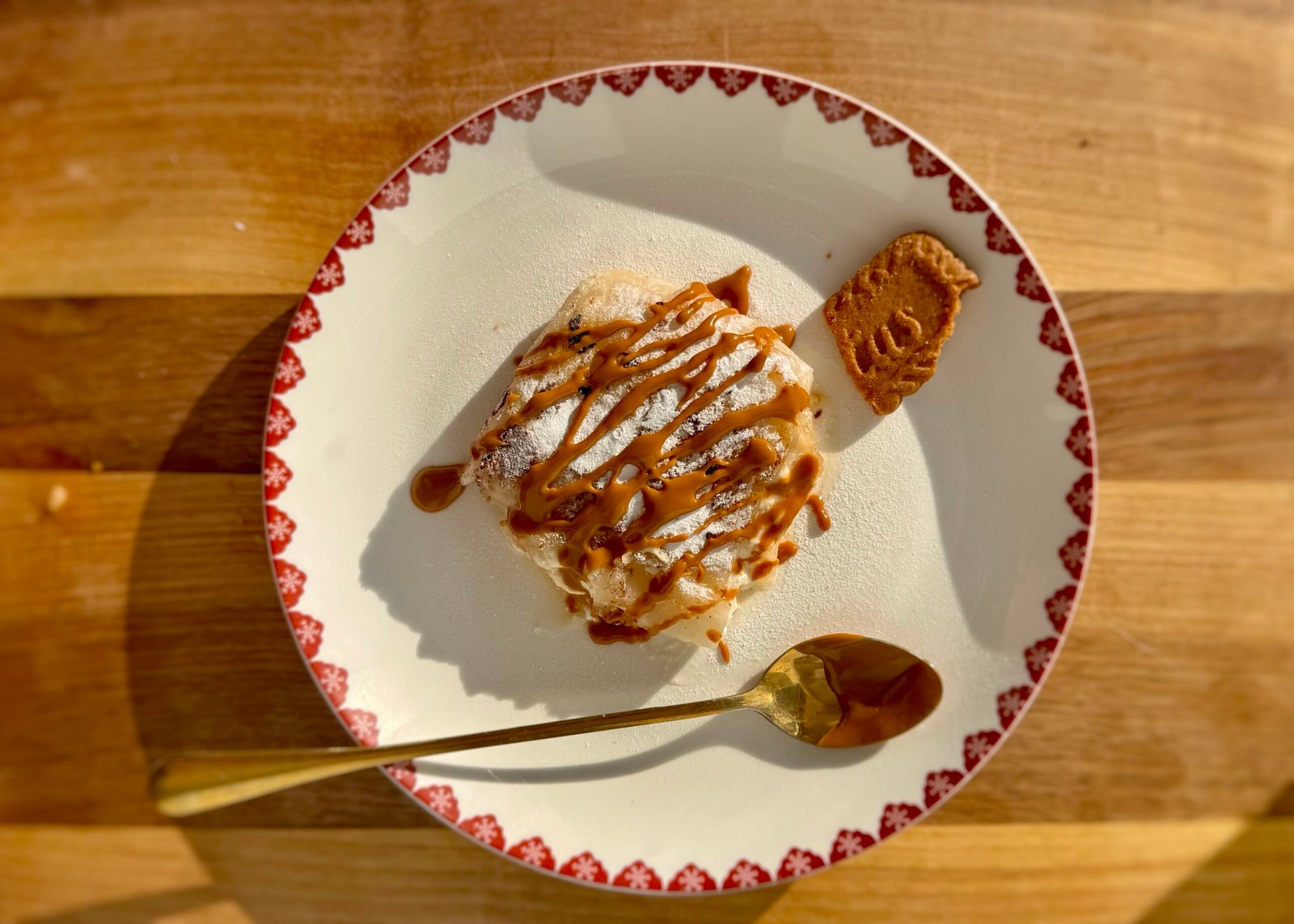 Crispy Rice Biscoff Cheesecake – un postre rápido y crujiente con una capa dorada de papel de arroz y un cremoso relleno de Biscoff y queso cottage, perfecto para disfrutar en minutos. 