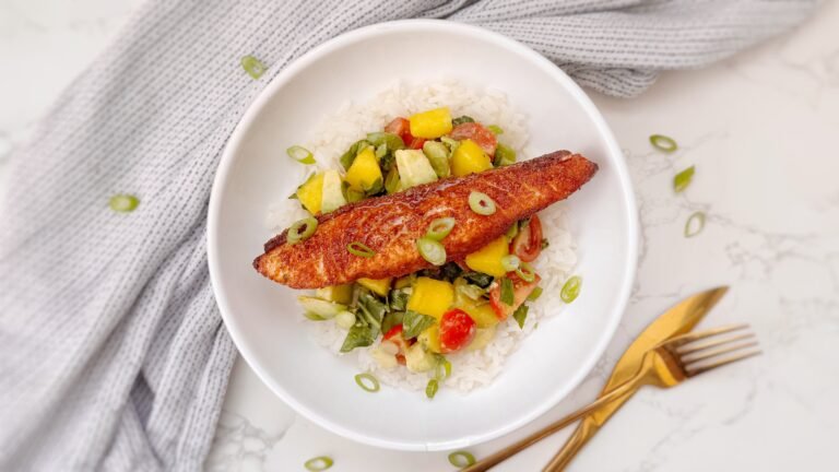 mango salmon recipe, salmon with mango salsa, tropical salmon dish