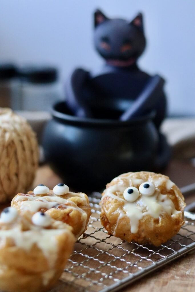 Pumpkin pie rice paper muffins decorated as mummies with a Halloween cat